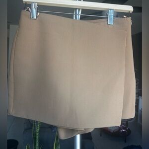 "Elegant and feminine skirt, brand Zara size S perfect condition beige color